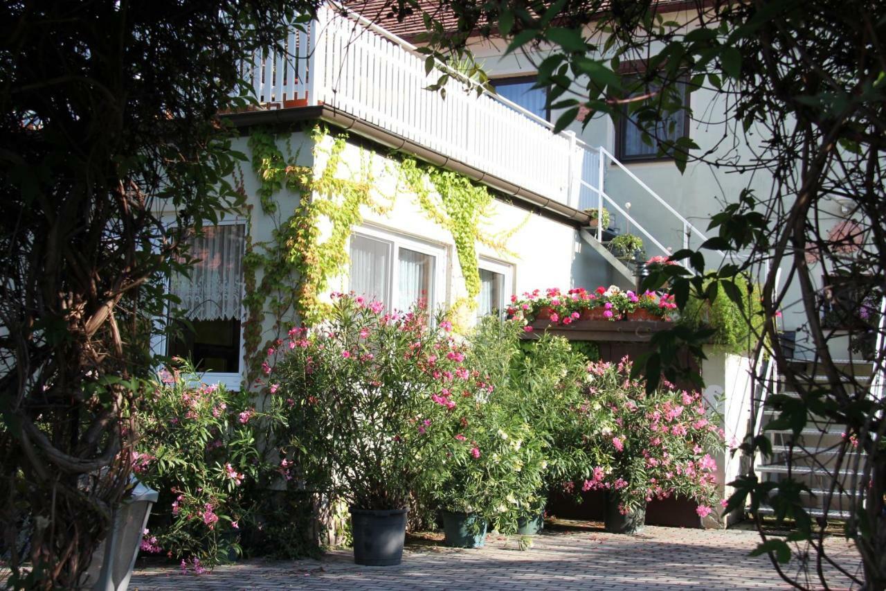 Weingut Pension Sommerhof Moerbisch Am See Exterior photo