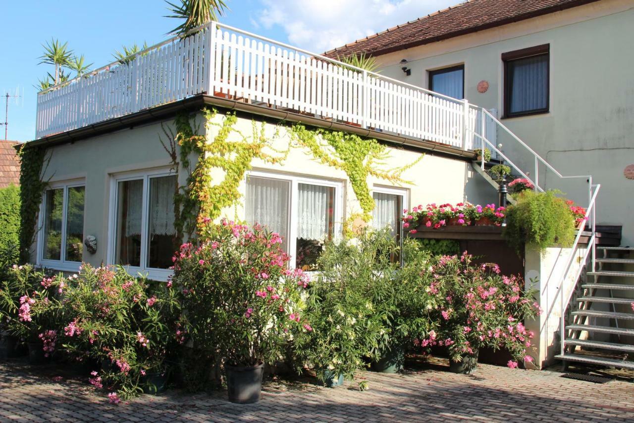 Weingut Pension Sommerhof Moerbisch Am See Exterior photo